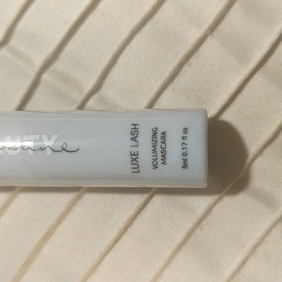 NWT Mascara - Picture 2 of 2